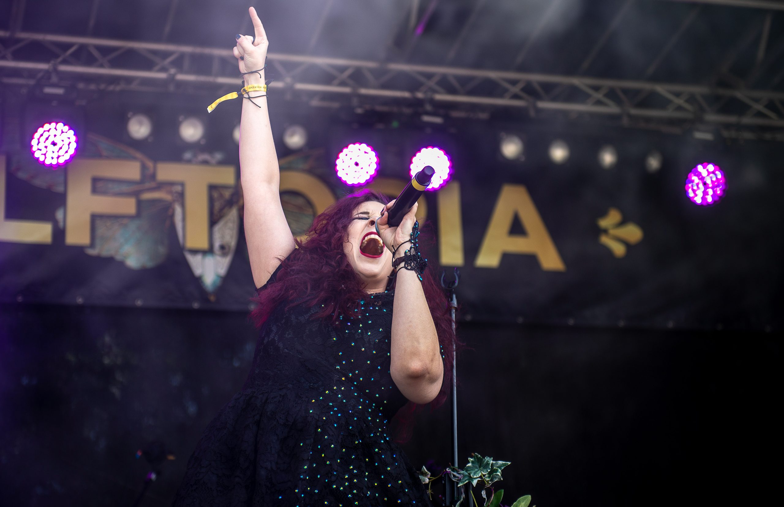 mujer-joven-cantando-en-el-escenario-en-un-concierto-de-musica